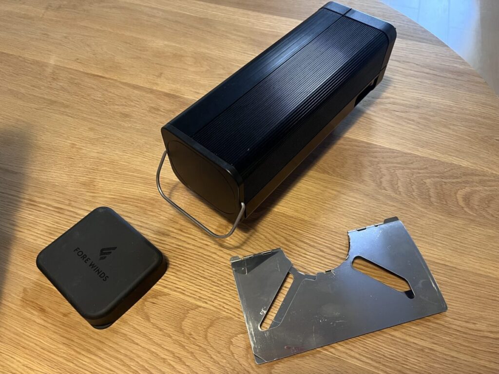 フォールディングキャンプストーブ組み立て。ヒートシールドとラバーキャップを外す。