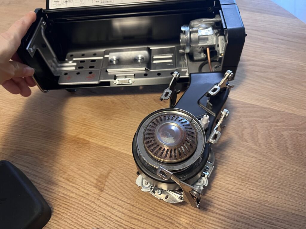 フォールディングキャンプストーブ組み立て手順。90度回転させる。