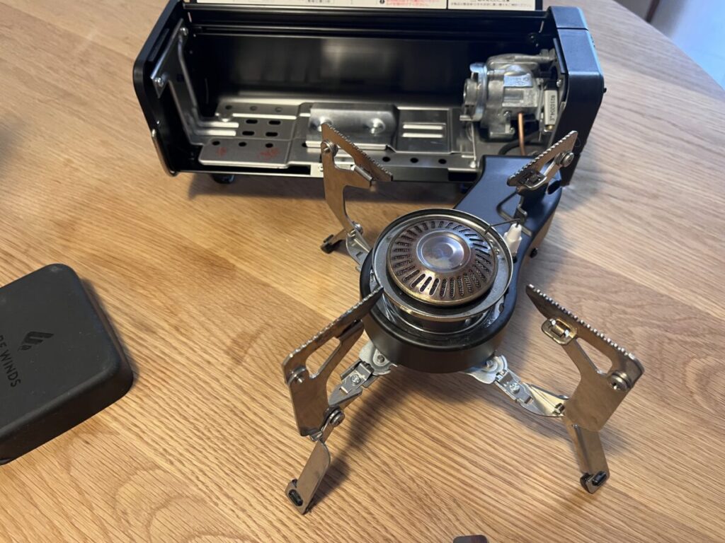 フォールディングキャンプストーブ組み立て手順。スタンドを広げ、脚と五徳セッティング。