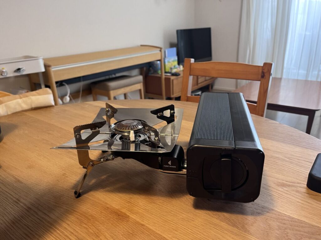 フォールディングキャンプストーブ組み立て手順。ガス缶をセッティングしたら完成。