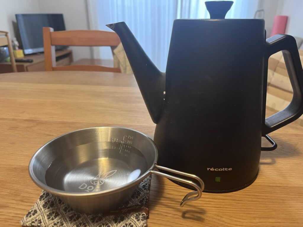 シェラカップに熱湯を入れてすぐは本体は触れない。