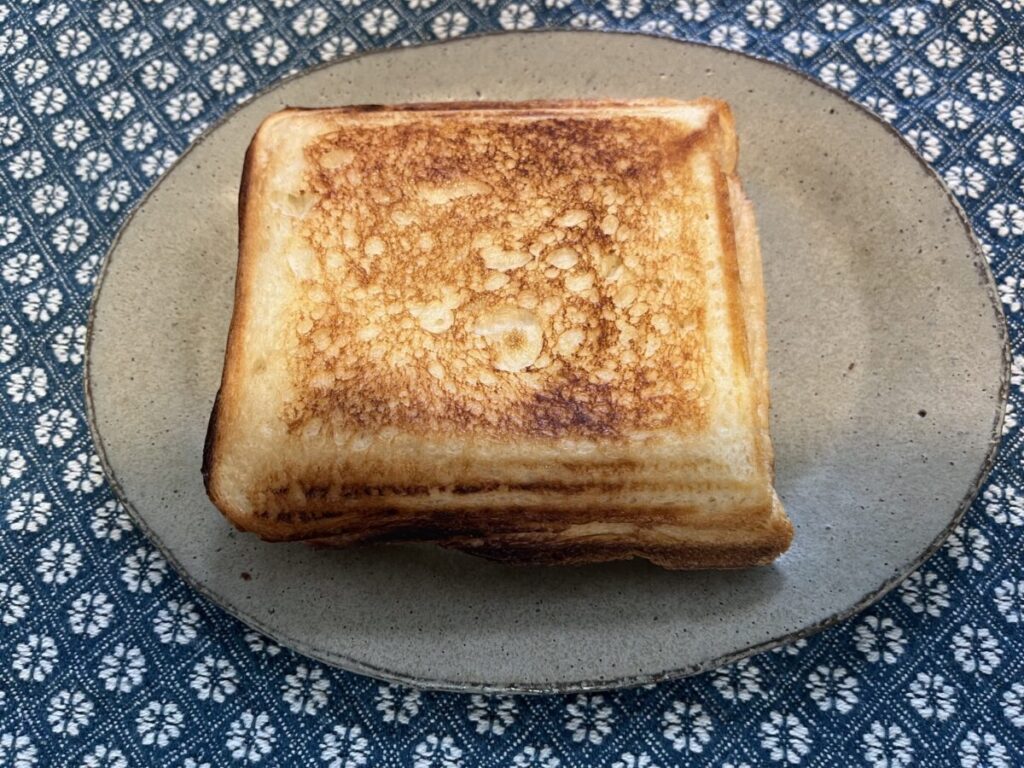 市販のパンがピッタリ収まります

