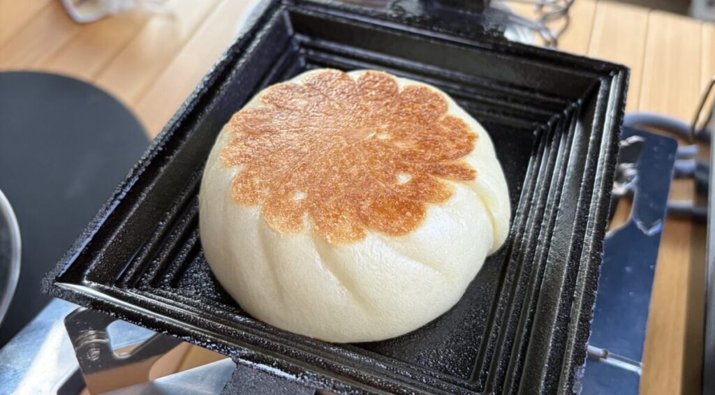 にくまん。キャンプでも手軽にホカホカの肉まんが食べられるのは嬉しい。
