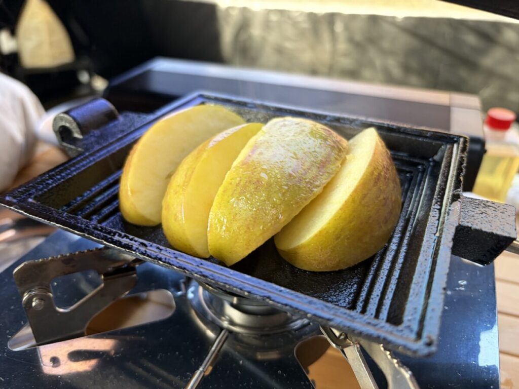 焼きおにぎり。入れすぎると挟んだ時に閉まらなくなるから注意して。