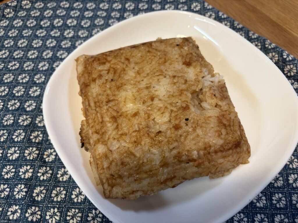 焼きおにぎり。冷凍のやつしか食べたことのなかった子どもたちに褒められました。