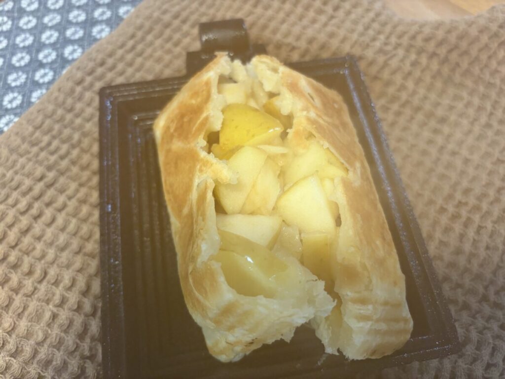 りんごパイ。甘さがイマイチで、子供達の反応はイマイチでした。砂糖や、クリームチーズを一緒に挟んでもいいかも。